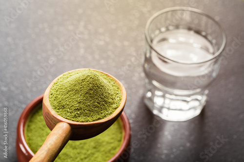 Schilderij op canvas Freeze-dried wheatgrass powder and glass of water.