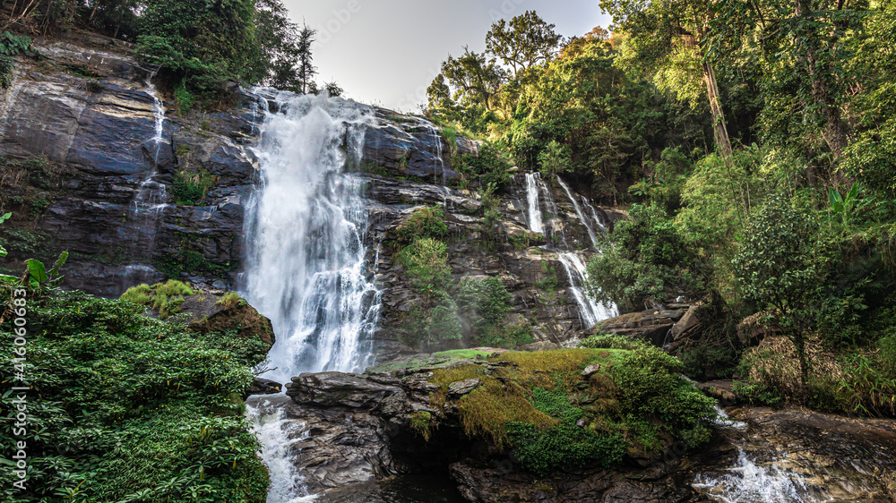 Fototapeta premium Cliff Creek Waterfall