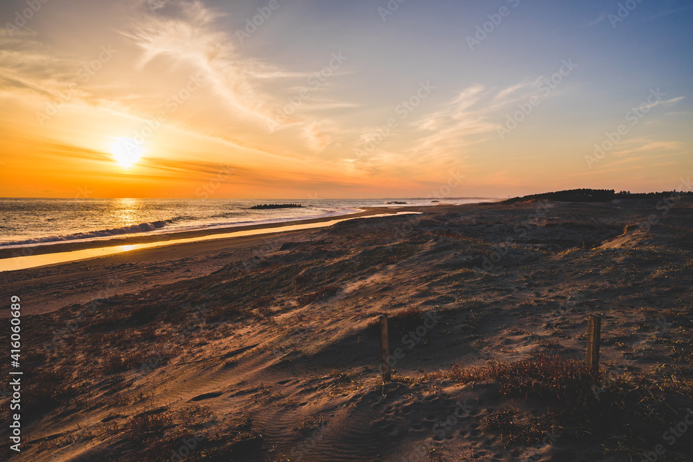 砂丘と綺麗な夕日の風景