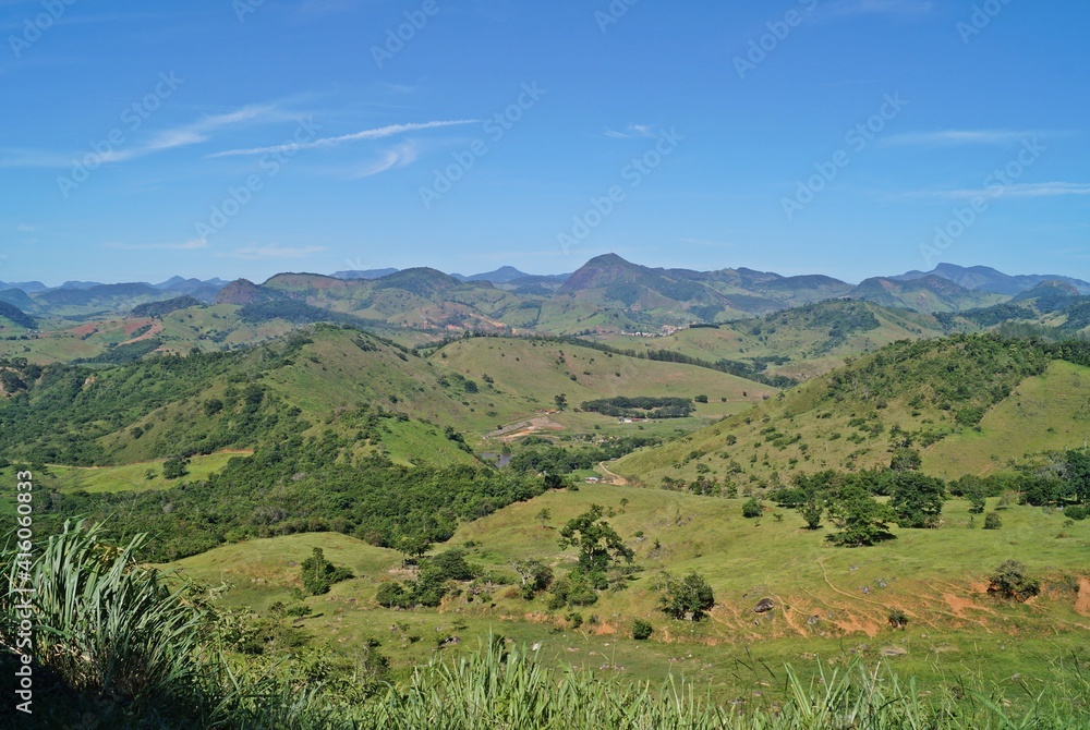 Paisagem montanhosa na trilha entre Parada General e Ernestina no Caminho da Luz perto da vila de Caiana / Minas Gerais / Brazil