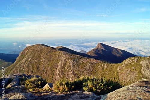 Vista do pico do Cristal na Serra do Caparaó ao nascer do sol no pico da Bandeira / Brazil