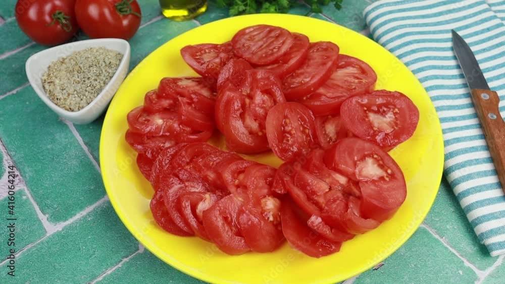 assiette de tomates en rondelles sur une table assiette de tomates en rondelles sur une table
