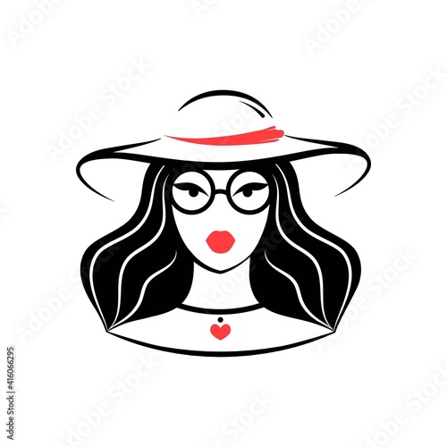 woman with hat and glasses