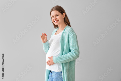 Pregnant young woman with p...