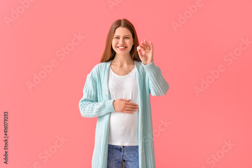 Pregnant young woman with p...