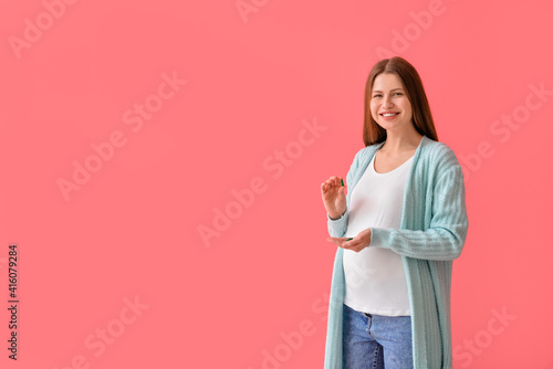 Pregnant young woman with p...