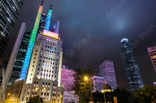 香港 中環（セントラル） 高層ビル群 夜景 曇天