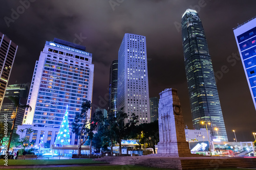 香港 中環（セントラル） 皇后像廣場 高層ビル群 夜景 曇天