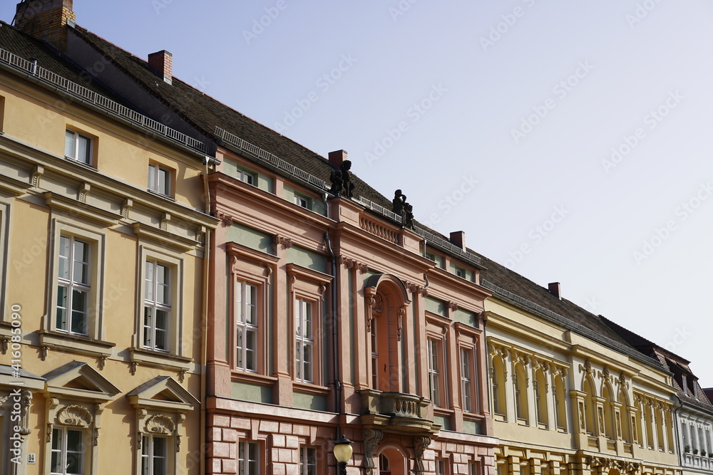 Sehenswerte Barockhäuser bei Sonnenschein in Potsdam