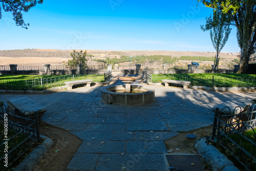 Wallpaper Mural セゴビア 公園 Plaza Jardín de Mauricio Fromkes Torontodigital.ca