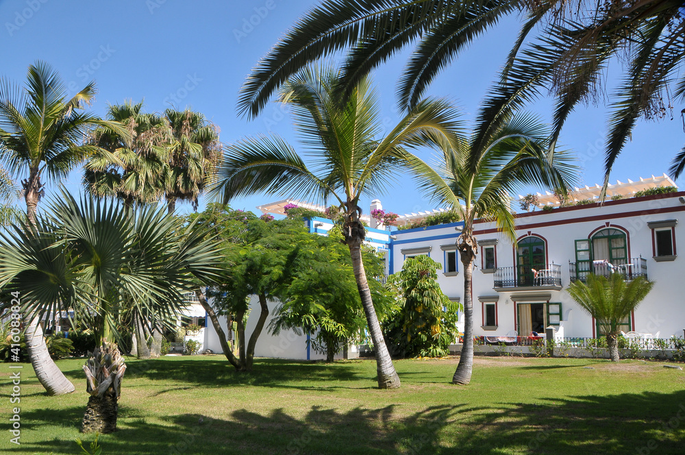 Jardines y edificios de apartamentos en la costa del Mogán en Gran Canaria Jardines y edificios de apartamentos en la costa del Mogán en Gran Canaria