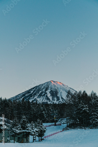 頂上が赤い冬の富士山