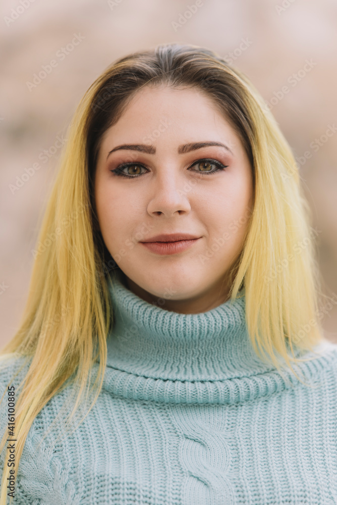 Dark root blonde female model Dark root blonde female model