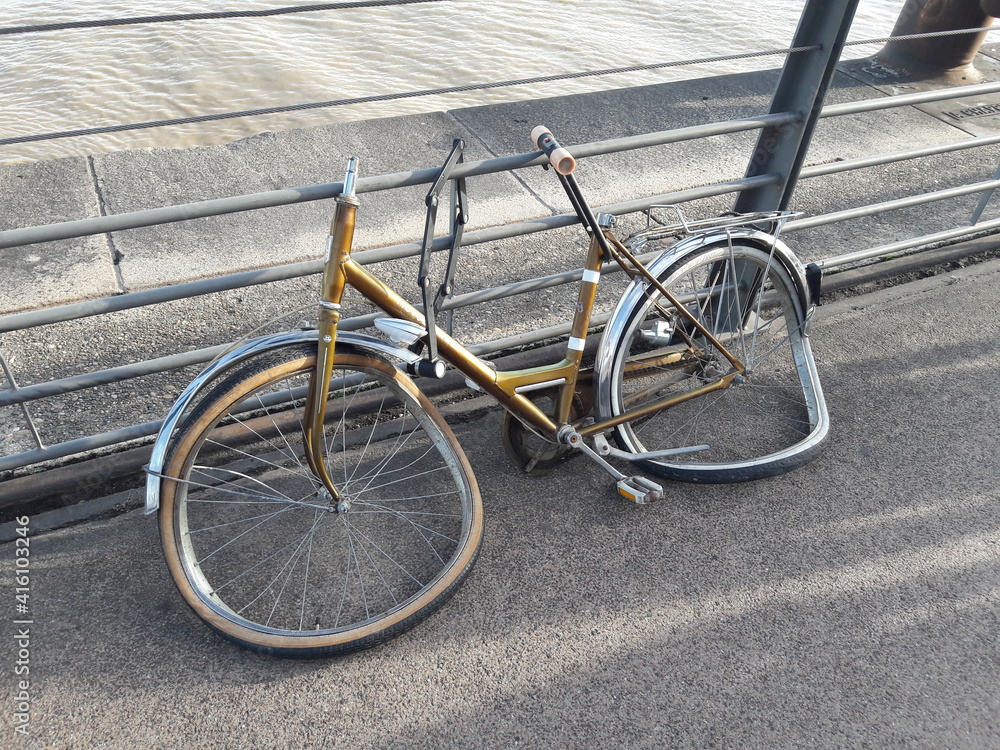Obraz premium Bicyclette tordue