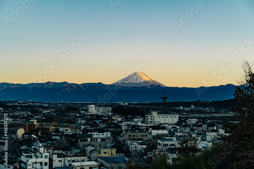 富士山と街。山梨県韮崎市。