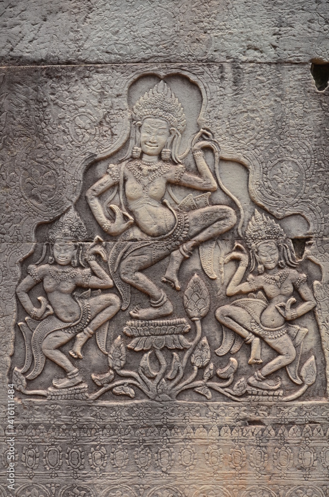 DANSEUSES APSARA GRAVÉES SUR UNE STÈLE ENTRÉE DU BAPHUON SITE D'ANGKOR DANSEUSES APSARA GRAVÉES SUR UNE STÈLE ENTRÉE DU BAPHUON SITE D'ANGKOR