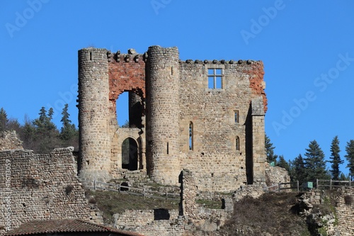 Les ruines du château de Rochebaron, construit au 15 ème siècle, vue de l'extérieur, ville de Bas en Basset, département de Haute Loire, France