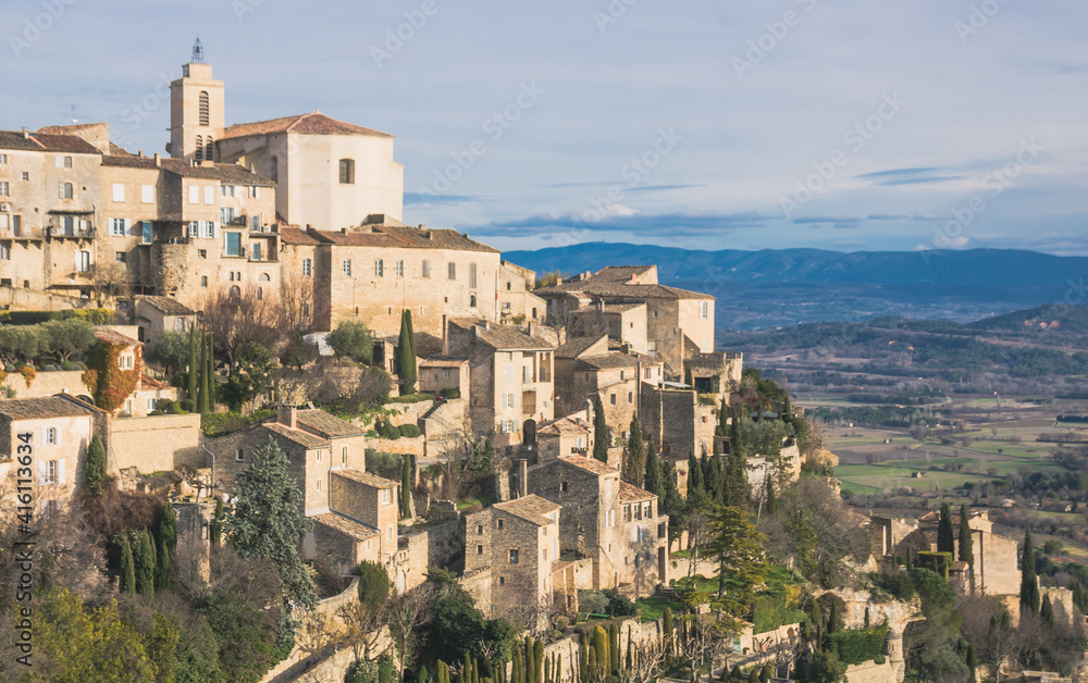 L’un des plus beaux villages de France, Gordes est un village perché sur son rocher. Richesse architecturale et culturelle font de ce village incontournable un fleuron de la Provence.