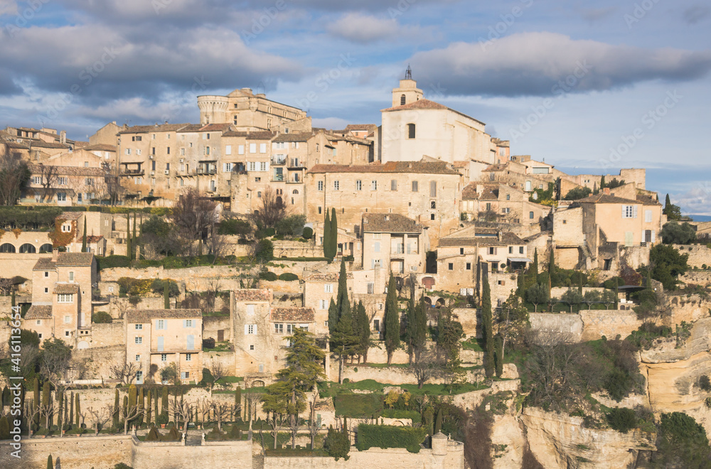 L’un des plus beaux villages de France, Gordes est un village perché sur son rocher. Richesse architecturale et culturelle font de ce village incontournable un fleuron de la Provence.