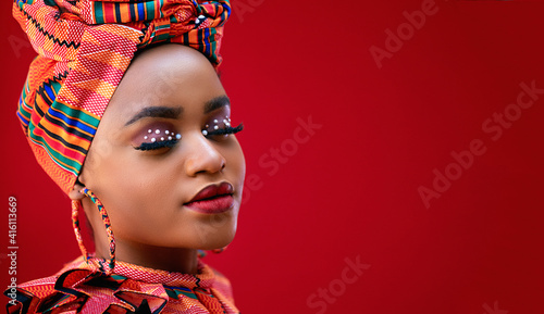 Obraz na płótnie portrait of beautiful nigerian woman in traditional outfit