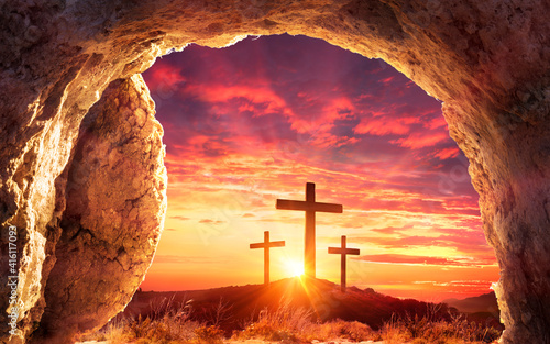 Fotografía Resurrection Concept - Empty Tomb With Three Crosses On Hill At Sunrise