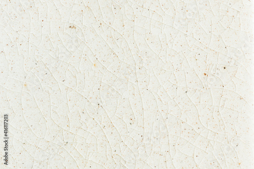 Fotografía background and texture of stretch marks cracked on white cream glazed tile