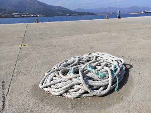 Cuerda de pescadores deshilachada en el suelo del muelle de Palamós (Girona) 
