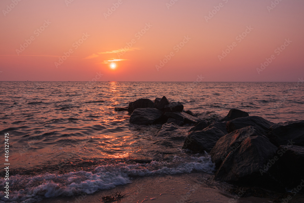 magischer Sonnenuntergang am Meer