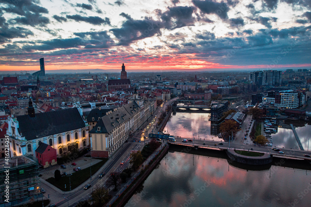 Obraz premium A beautiful panorama of Wroclaw with the setting sun. 