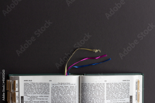 Foto Open bible with copy space from above