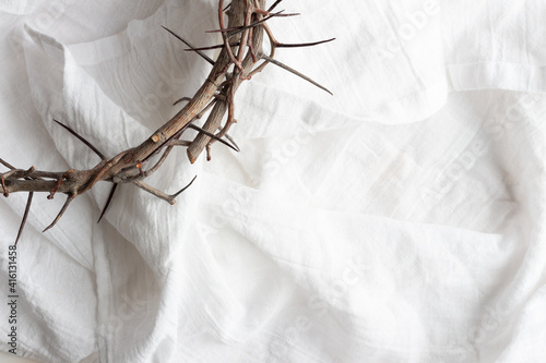 Obraz na płótnie Crown of thorns on white linen with copy space