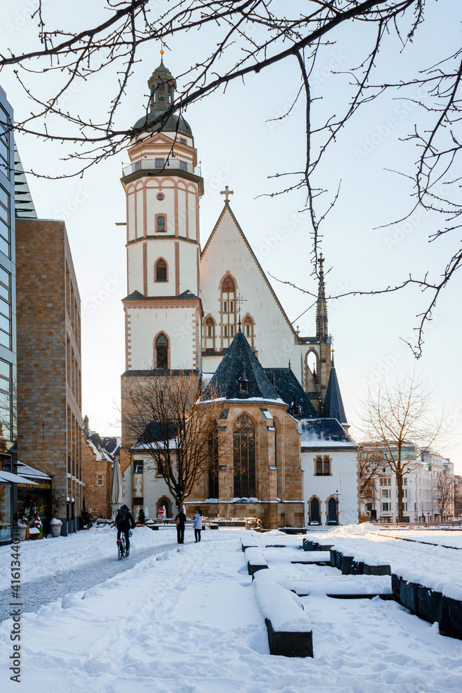 Thomaskirche Leipzig im Winter mit Schnee