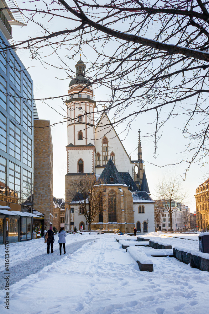 Thomaskirche Leipzig im Winter mit Schnee