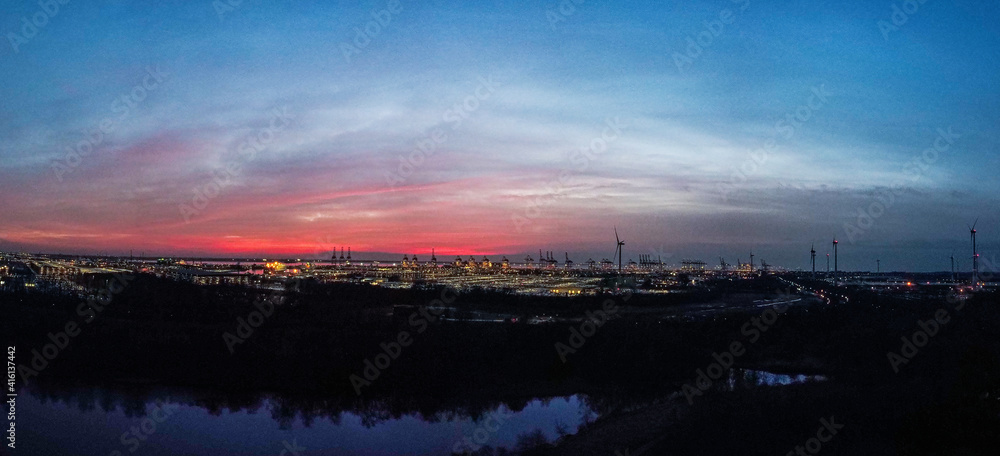 Panorama vom Ausblick auf den Hafen in Bremerhaven beim Sonnenuntergang mit der Drohne aus der Luft fotografiert