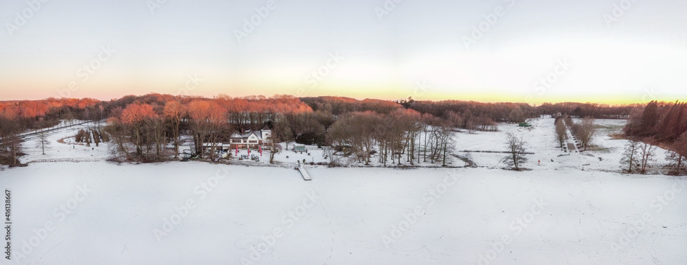 Schnee Panorama im Speckenbütteler Park Bremerhaven aus der Luft, mit der Drohne über dem Bootsteich im Winter Schnee Panorama im Speckenbütteler Park Bremerhaven aus der Luft, mit der Drohne über dem Bootsteich im Winter