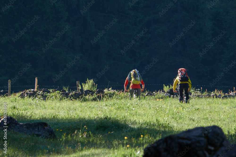 Fototapeta premium Mit dem Mountainbike unterwegs im Oytal