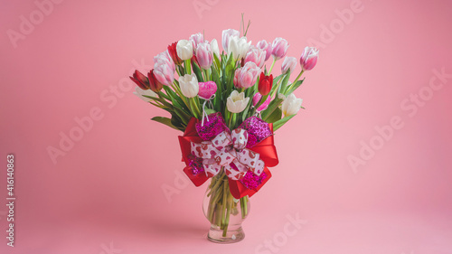 Bouquet of tulips centered on a dark pink coral background - wallpaper  widescreen 16x9 