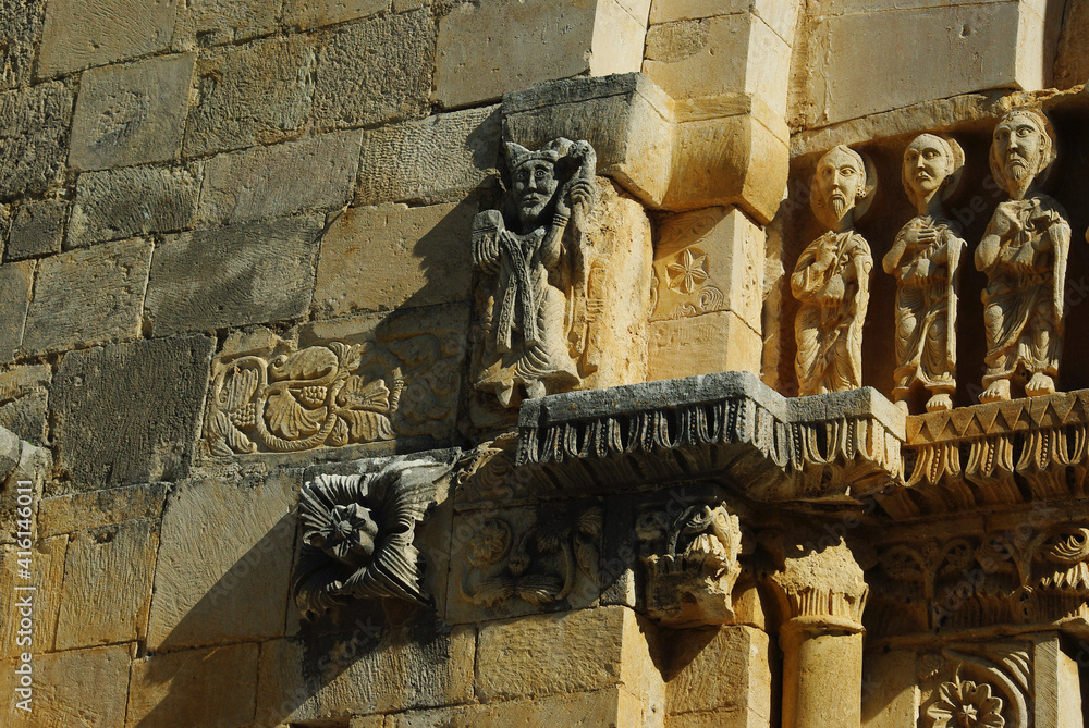 Obraz premium Caramanico Terme - Abruzzo - Church of San Tommaso Becket: Friezes and decorations depicting plants and animals
