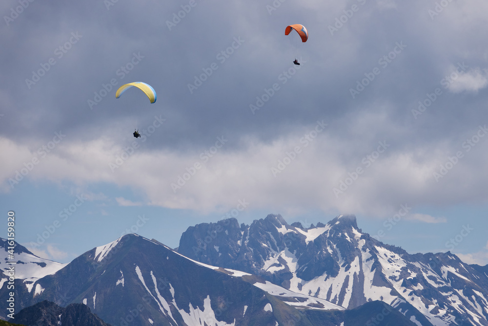 Zwei Gleitschirmflieger in den Allgäuer Alpen Zwei Gleitschirmflieger in den Allgäuer Alpen