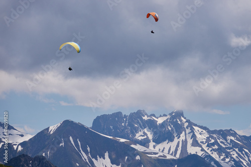 Zwei Gleitschirmflieger in den Allg  uer Alpen
