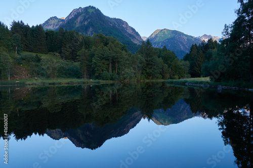 Fototapeta Naklejka Na Ścianę i Meble -  Spiegelungen im Bergsee am frühen Morgen