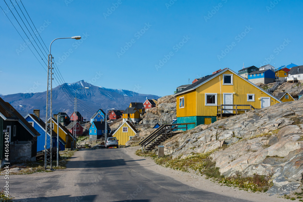 Obraz premium Greenland. Uummannaq. Colorful house along the main road.