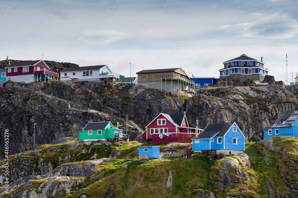 Φωτογραφία Greenland. Sisimiut. Colorful houses high on the rocky hills.
