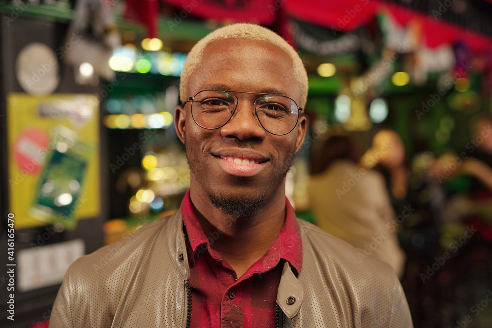 Fotografie African man in the pub