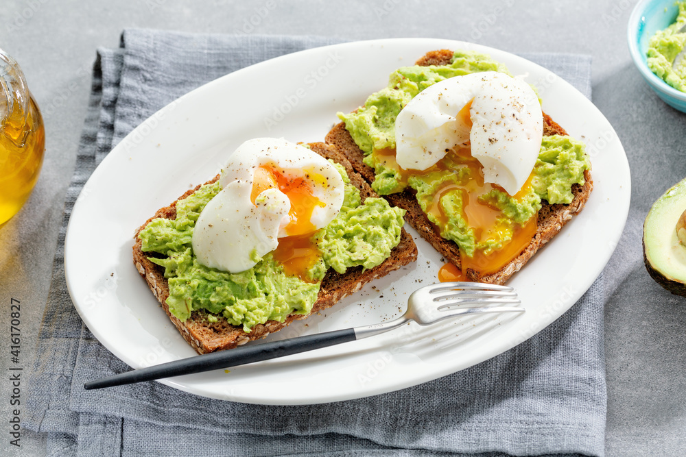Sandwiches with avocado and egg