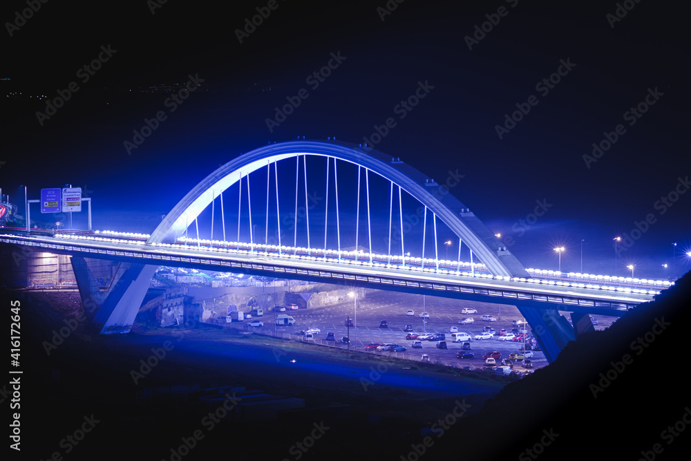 Obraz premium puente iluminado con neones