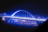 puente iluminado con neones
