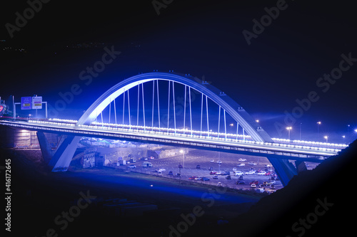 puente iluminado con neones © david