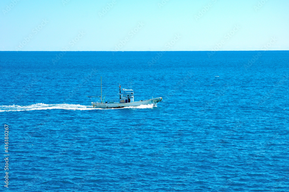 漁船の進む海 漁船の進む海