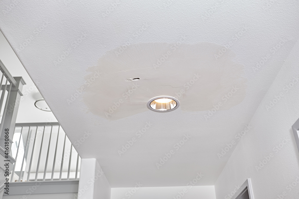 Foto de Repairing the ceiling. Patched drywall in hall ceiling